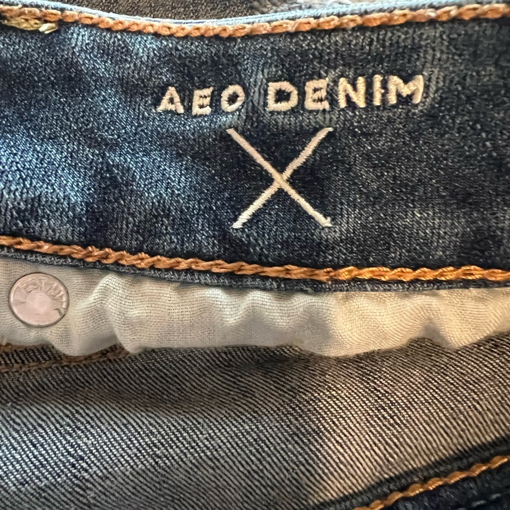 AEO Live Your Life Denim X Shortie Distressed Mid Rise (7”) Blue Jean Size 2. - Picture 10 of 13